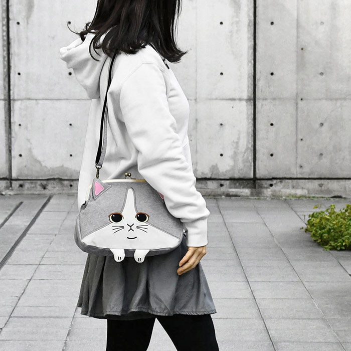 ショルダーバックを下げたハチワレわんこさん ちいかわ パラレル