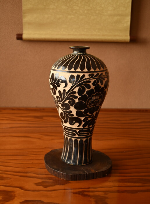 楽天市場】宋代ふう 磁州窯 壺、花瓶 黒釉纏枝紋 梅瓶/骨董 : つばきや