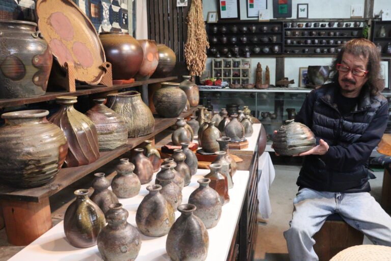 備前焼作家・中尾晃さん 2年ぶりの作品展 約800点が並ぶ／岡山・奈義町