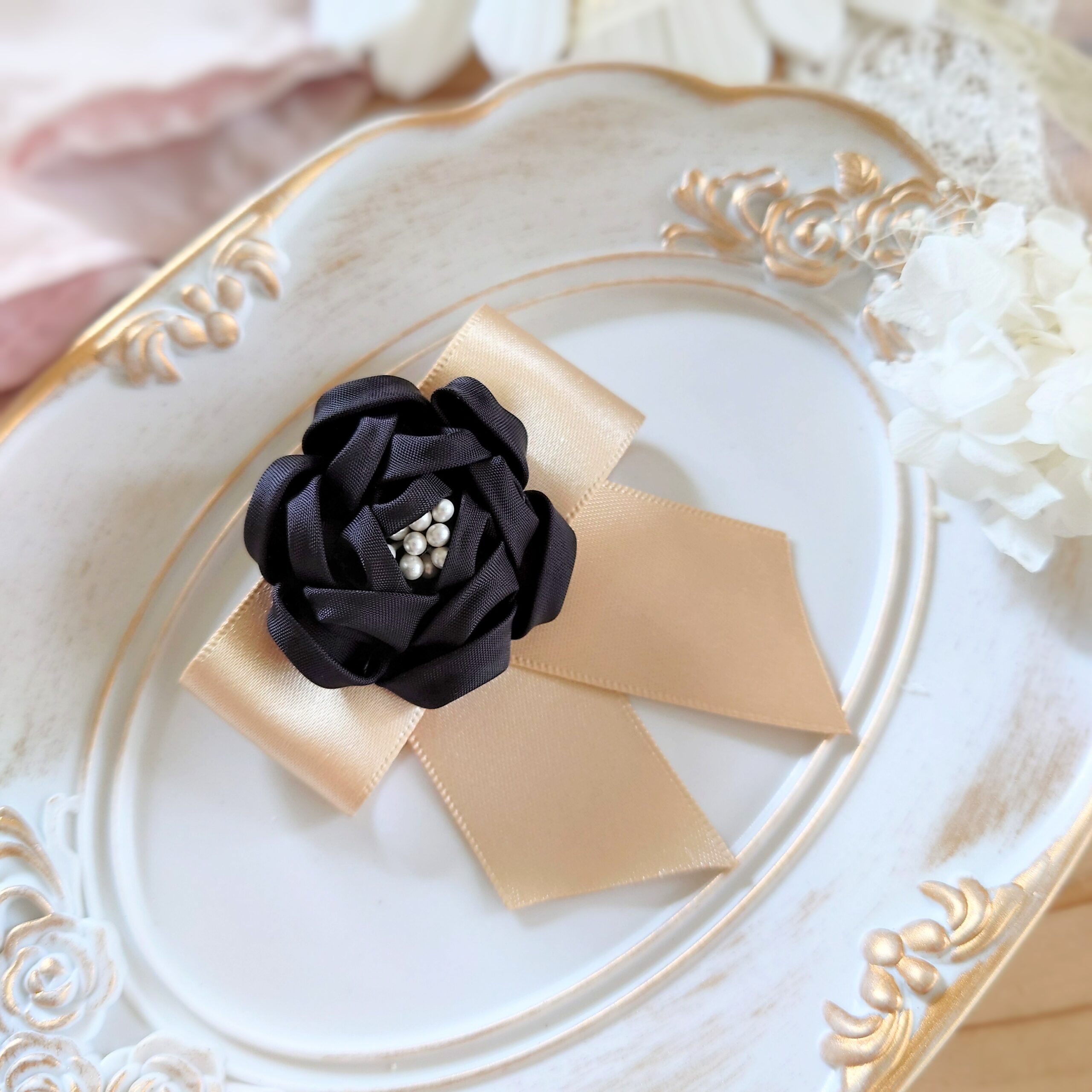 カメリア・アーテル（ブローチ） | つまみ細工 Cheen（チェーン）