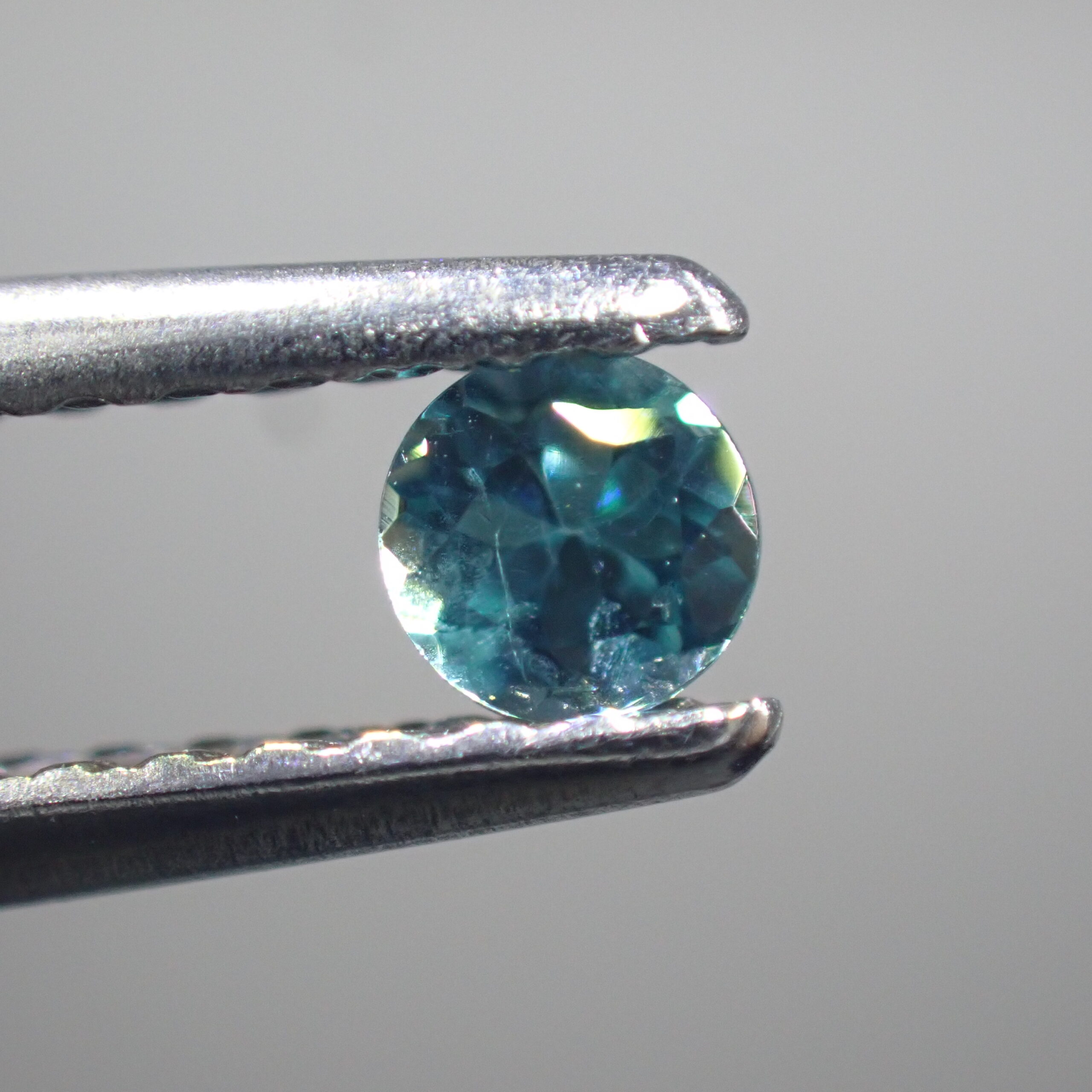 輝き◎多色性◎ 明るいブルーグリーンのグランディディエライト 0.131