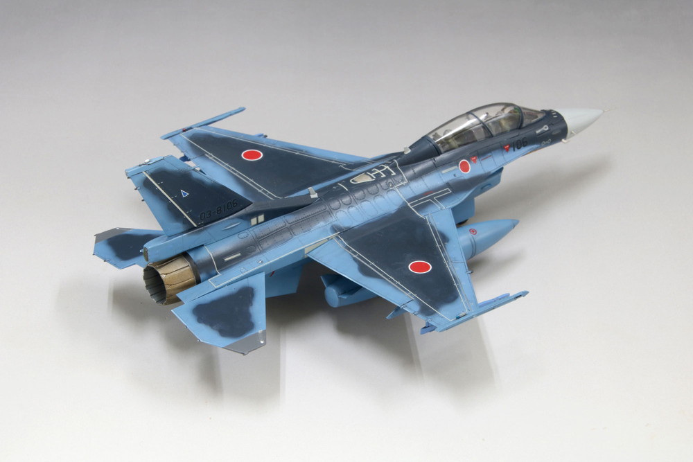 航空自衛隊 F-2B 戦闘機 (w/ パイロット) 1/72スケール プラモデル