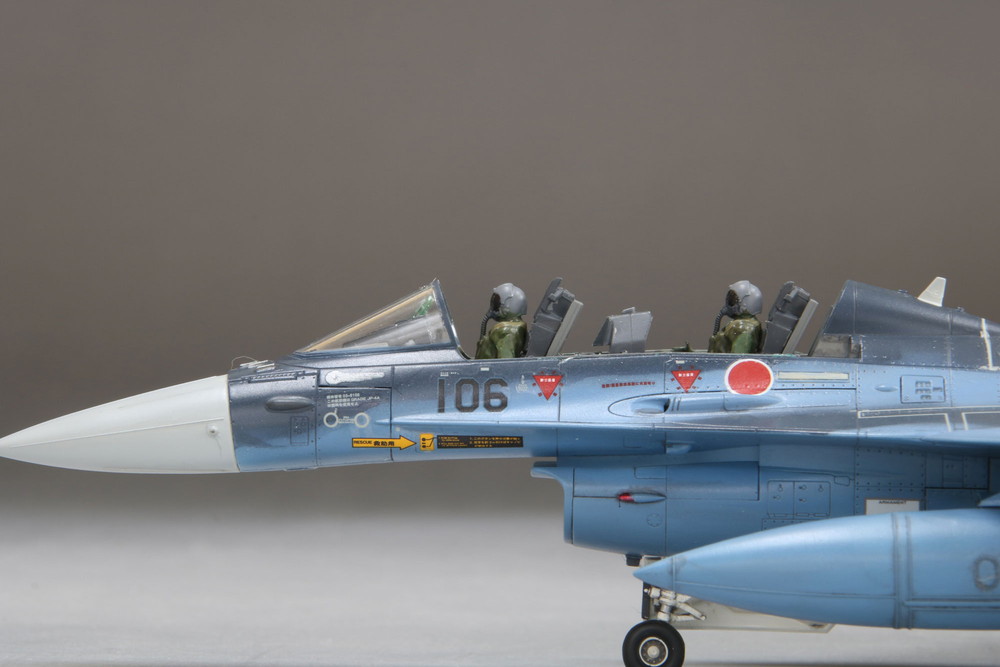 航空自衛隊 F-2B 戦闘機 (w/ パイロット) 1/72スケール プラモデル