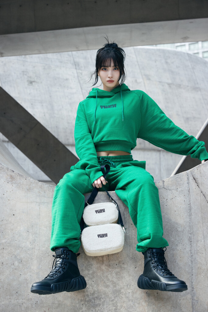 TWICE MOMO 『Onitsuka Tiger』新ビジュアル公開！ MOMOは「特に