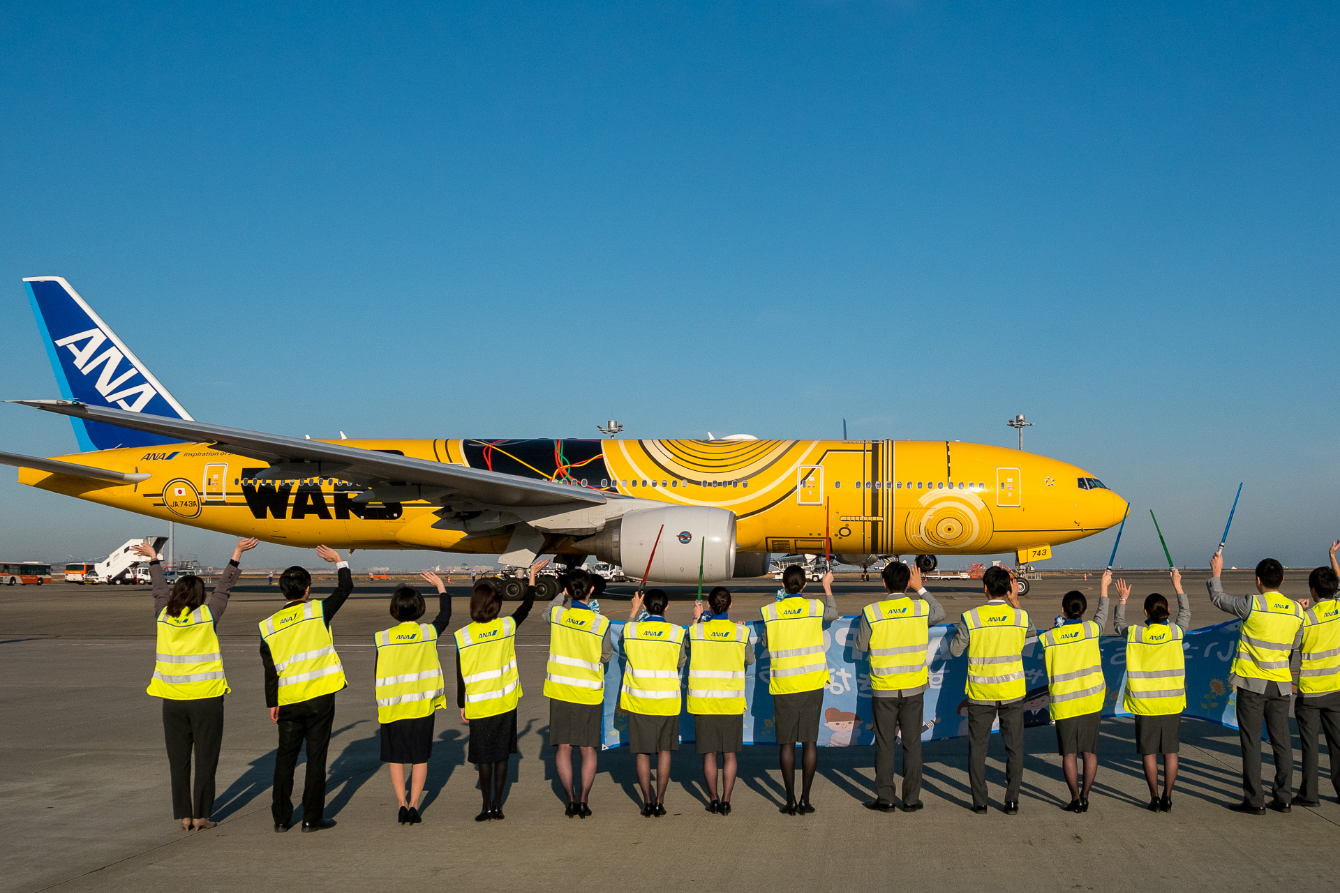 ANA、スター・ウォーズ最新作公開に合わせ、R2-D2/C-3PO特別塗装機を