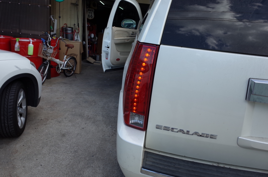 キャデラック 07エスカレードのテールランプ日本仕様改善 | トレード