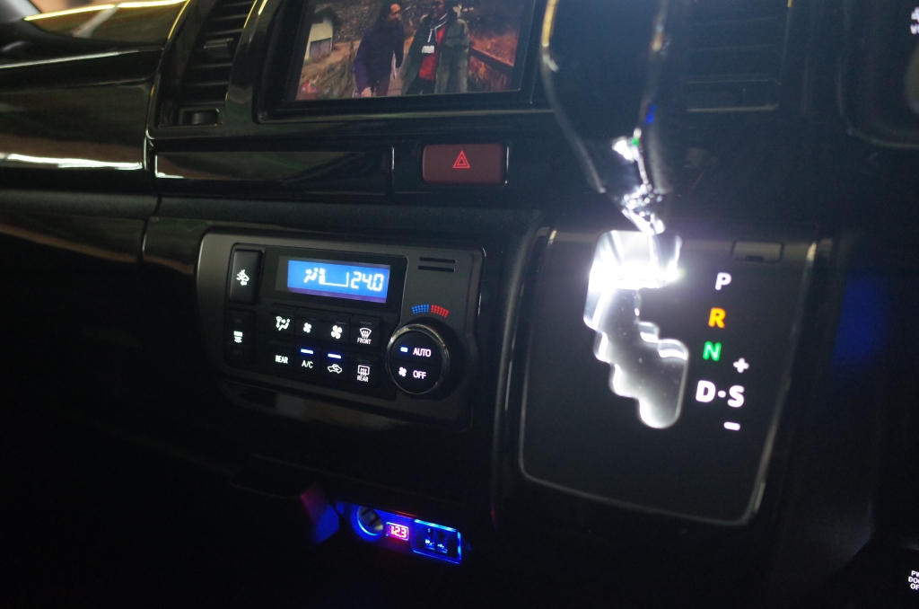 200系6型ハイエースのエアコンパネル他スイッチ類のLED打ち替え