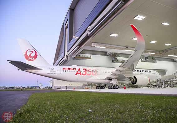JAL初のエアバス機「A350」、初号機「挑戦のレッド」ロールアウト 3機