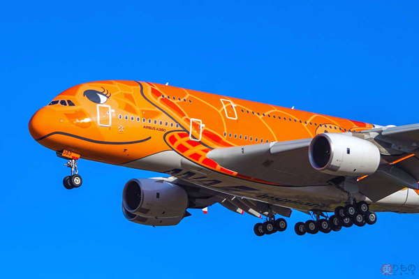 ANA「オレンジの巨大機」成田に低空進入！ウミガメ塗装「A380」3号機