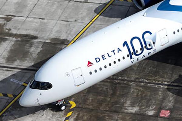 銀入り尾翼のデルタ航空機」史上初の”出現”！ 「創立100周年」で…創業