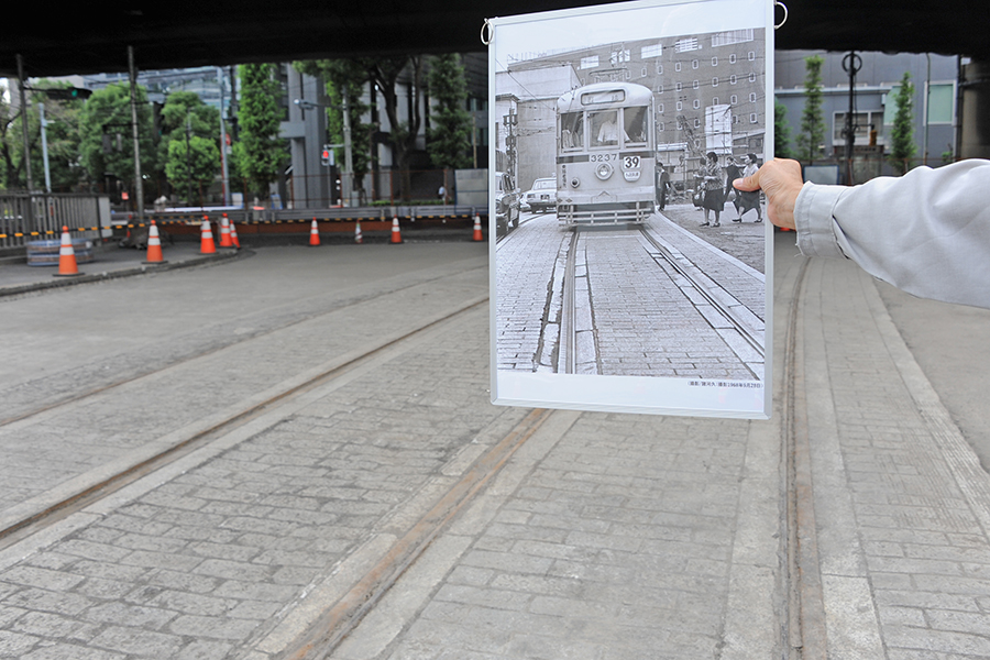 道路工事で「線路が出てきた！」見学会に2000人 あふれだす60年前の