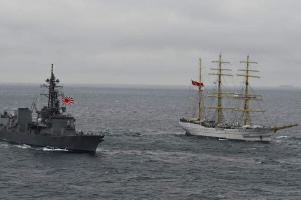 まるでファンタジー」な組み合わせ インドネシア海軍の“帆船”が海上