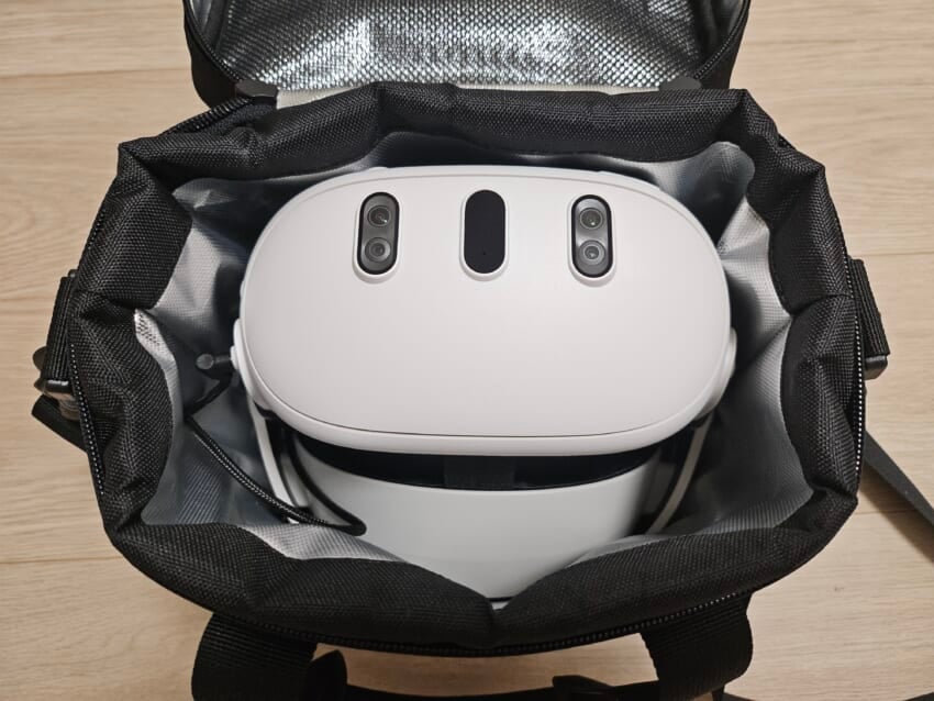 BOBOVRヘッドストラップをつけたMeta Quest 3が入る丁度良いケース