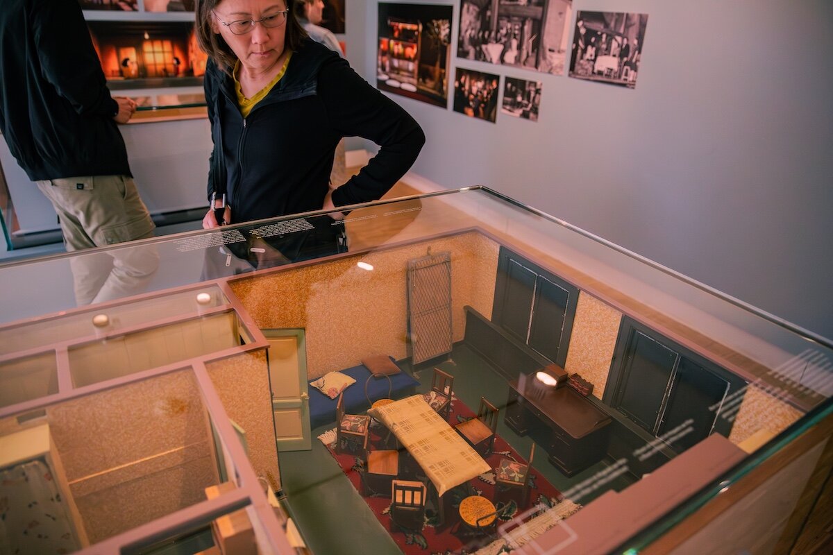 本棚の後ろの隠れ部屋へ。今も残る「アンネ・フランクの家」で生きた証