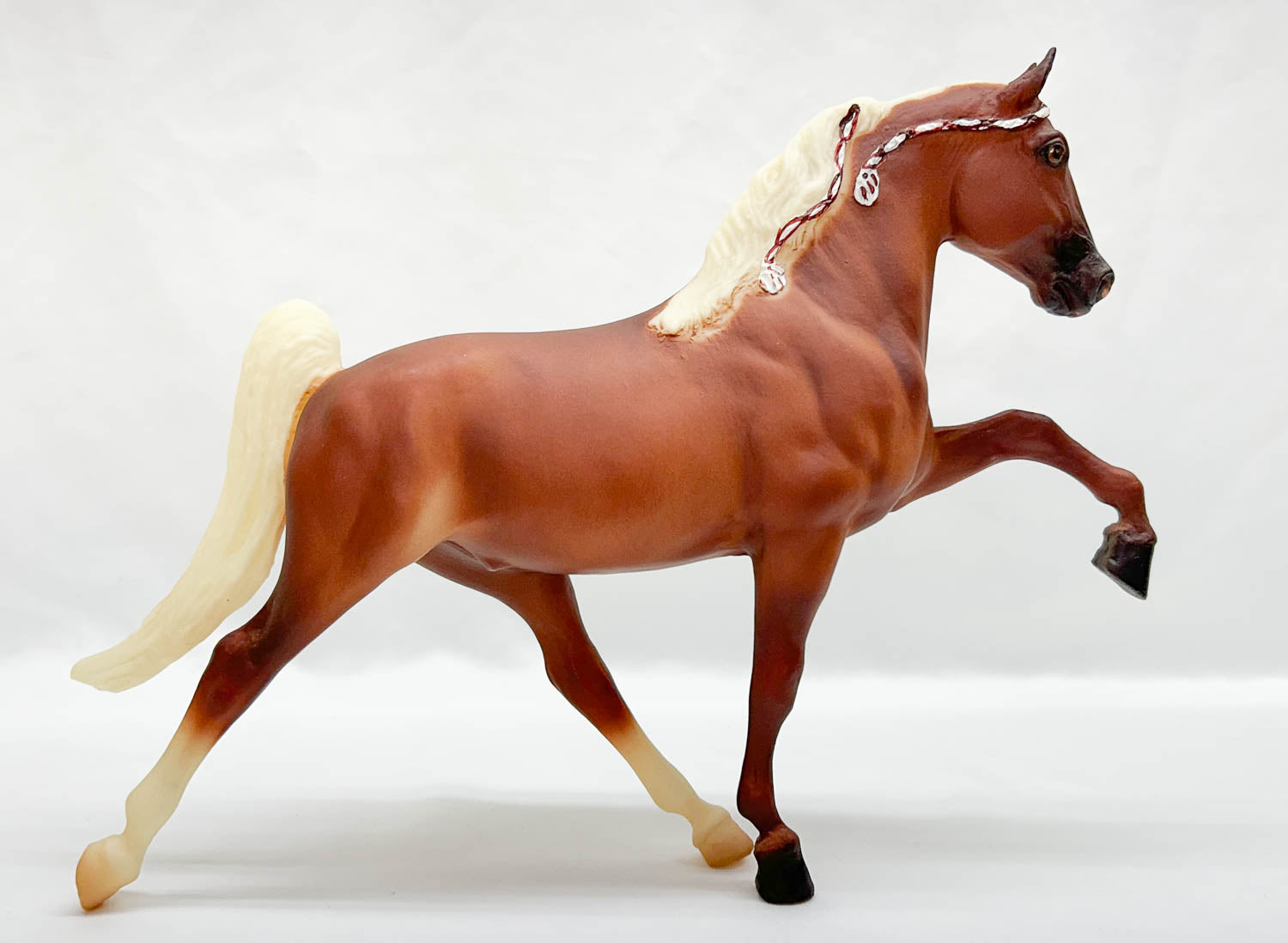Breyer Tennesse Walker, Flaxen Chestnut - WCHE SR – Triple