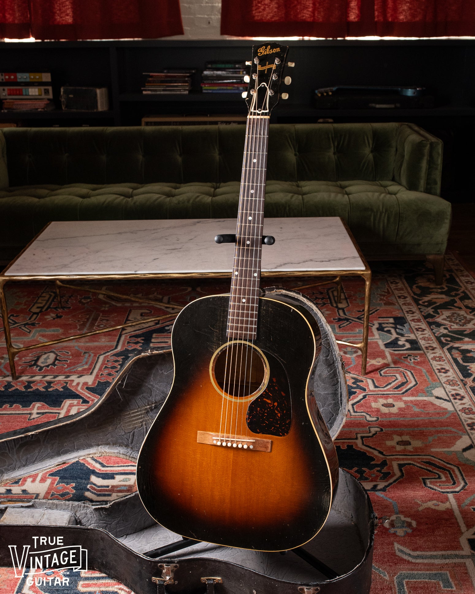 Gibson J-45 Banner 1945 with Maple back and sides – True Vintage