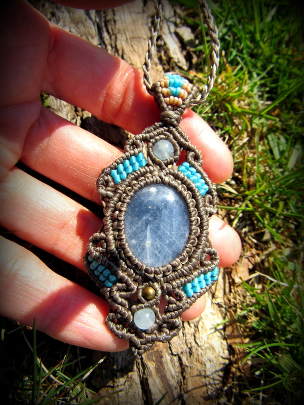 天然サファイア天然石ペンダント/ネックレス*マクラメ*原石*ハンドメイド