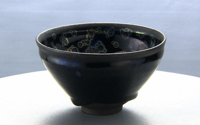 奇跡的に誕生したといわれる茶碗「曜変天目」。その小さな茶碗に秘め