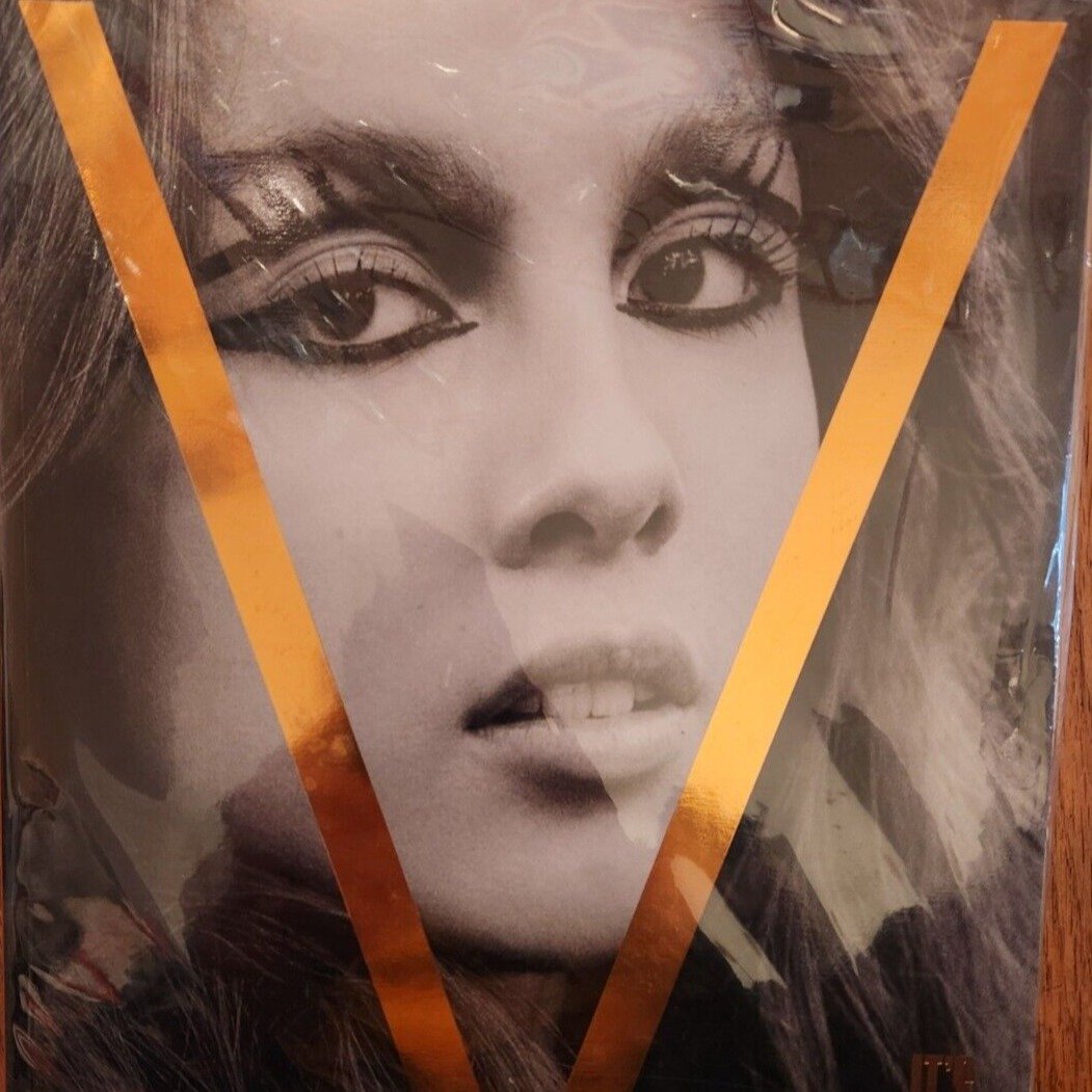 女性情報誌 V Fall 2021 132 Olivia Rodrigo V132 “IT'S OLIVA'S WORLD