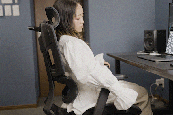 人間工学に基づいて作られた、姿勢を保つ超集中ワークチェア