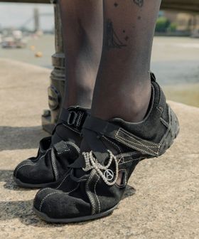 別注】＜Foundry Mews＞スウェード×チャーム シューズ