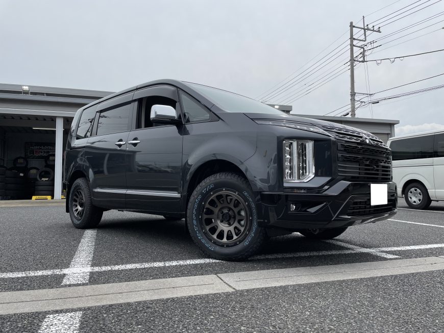 デリカD5にデルタフォース オーバルの17インチとトレイルテレーン