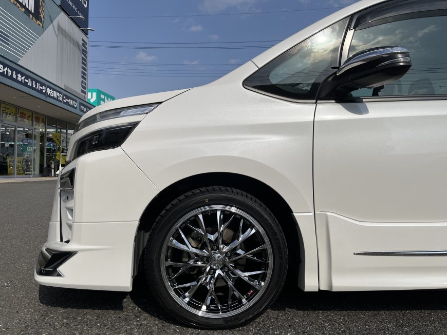 まだまだ人気の80系VOXY、2024年モデルのレオニスでドレスアップ