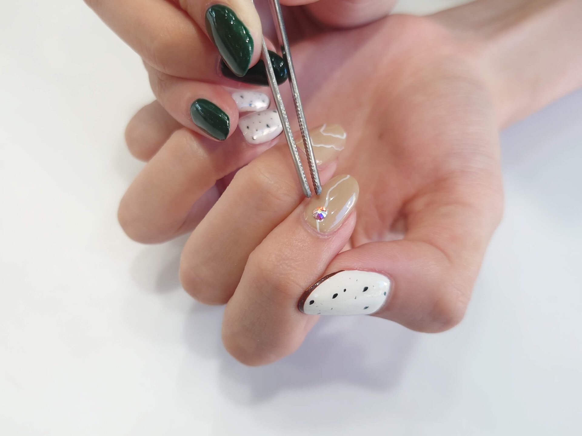 2026年最新】セルフジェルネイルのパーツやストーンの基本の付け方！の