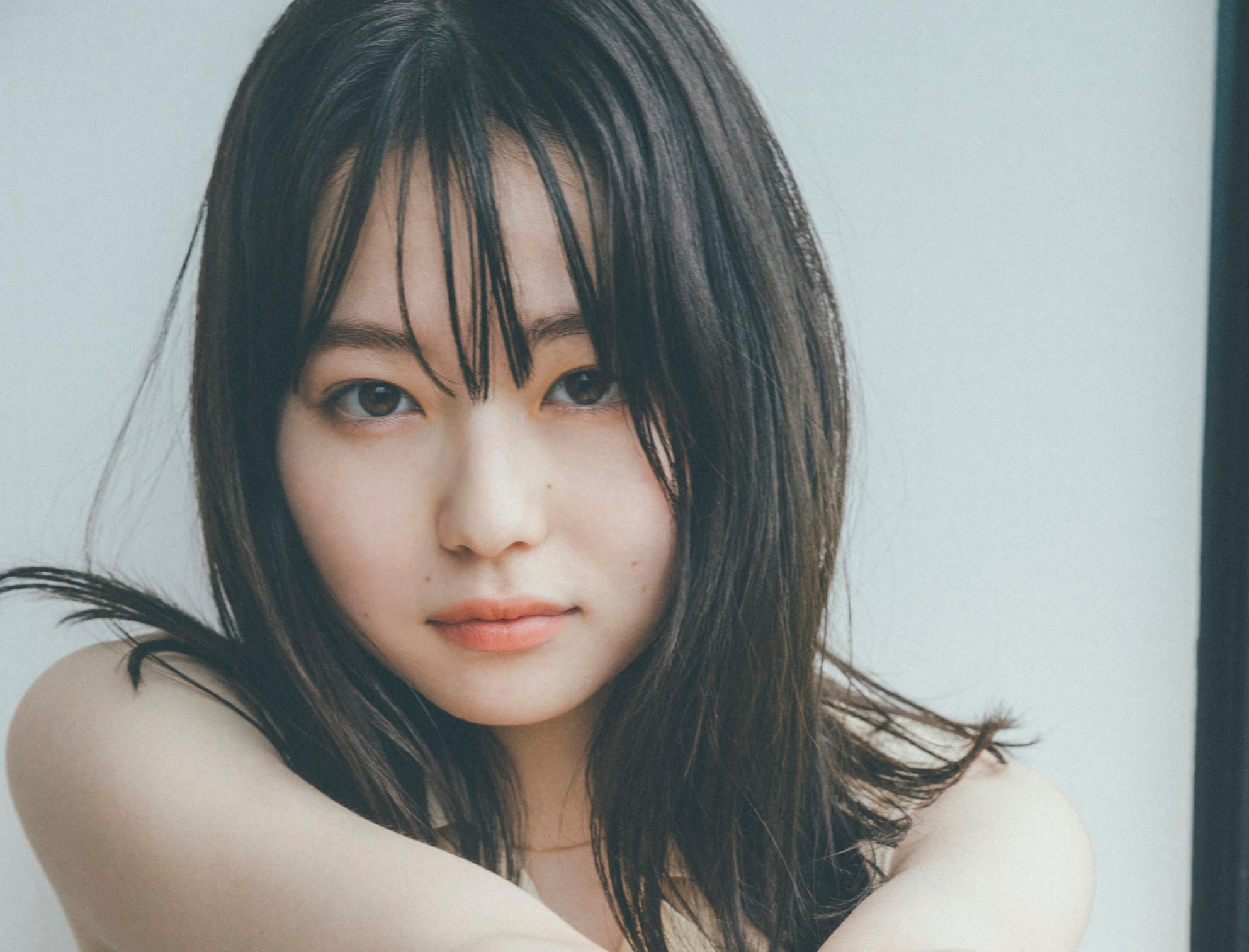 山田杏奈がセカンド写真集「BLUE」を発売！北海道で神秘的な“女性”と