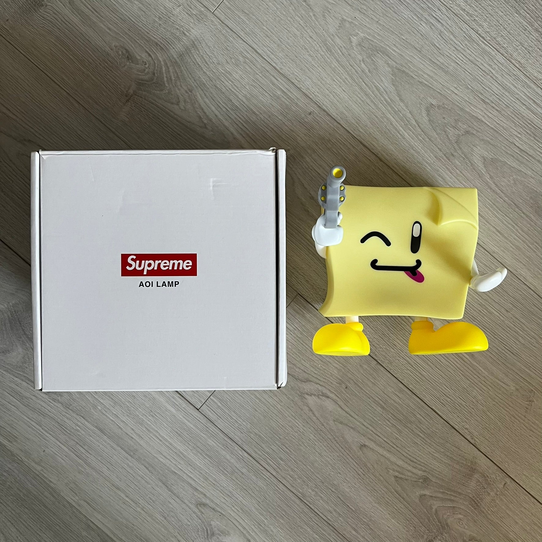 supreme sticky note molded lamp – único13