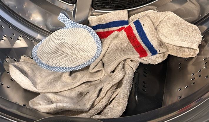 洗剤を節約したい人は、コレ！ 靴下と一緒に30分洗った結果に「驚きの