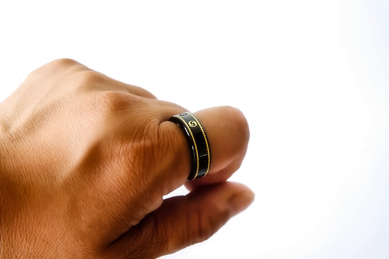 黒×金のちょい不良リング！ 「グッチ×オーラ リング」を自腹レビュー