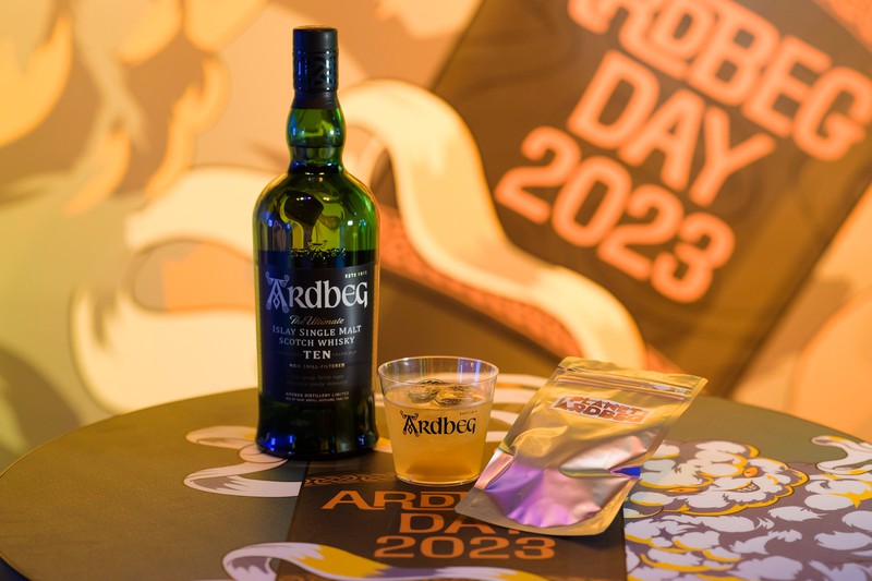 美女も夢中になるアイラ島のニクいヤツ、「アードベッグ」ってどんな