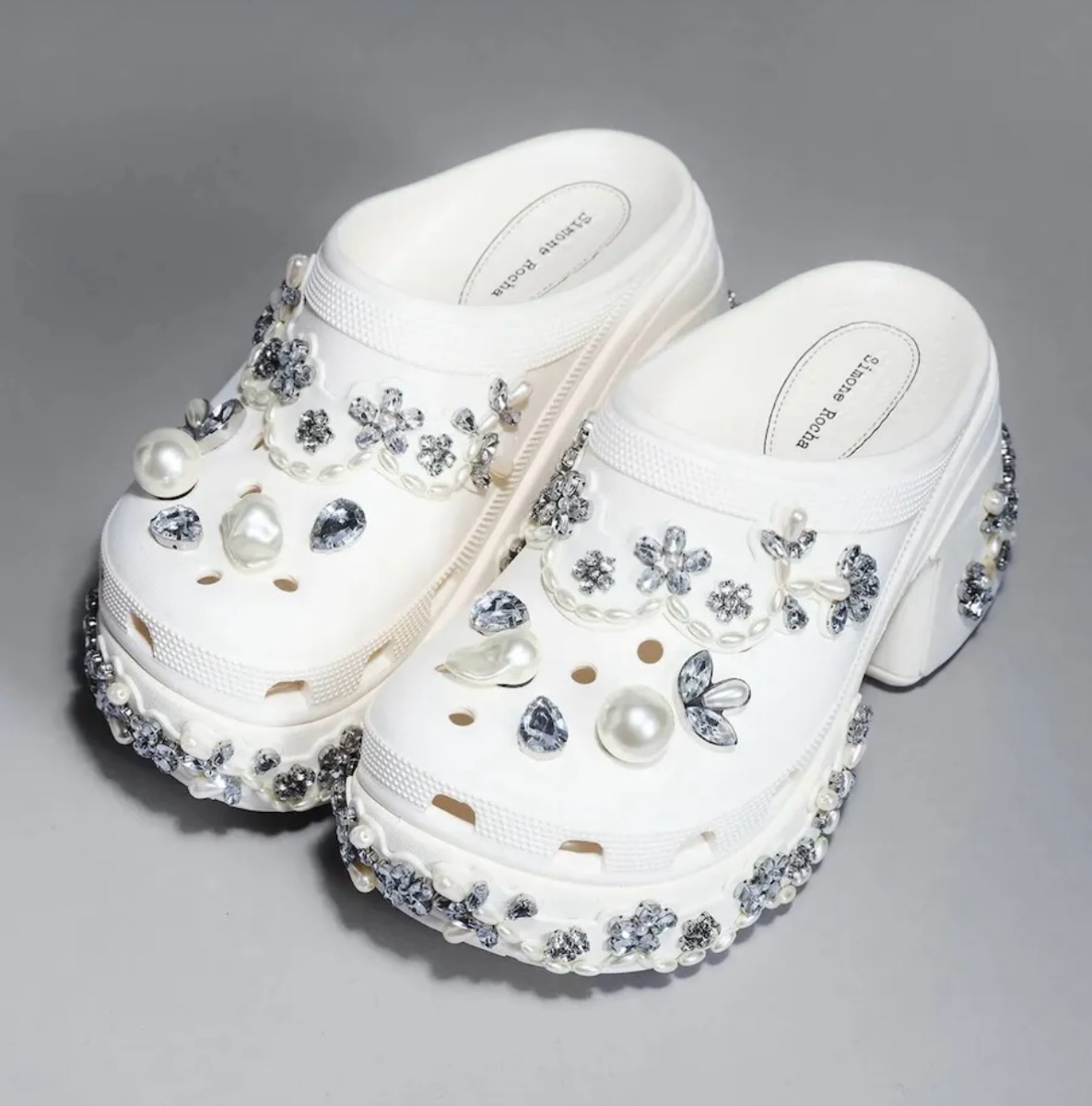 Simone Rocha × Crocs コラボフットウェアが国内4月10日より発売 | UP