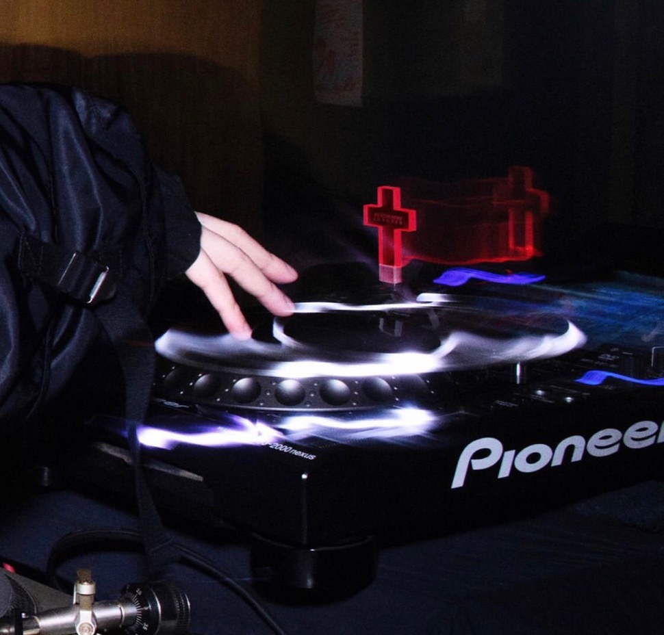 Mars89 × UNDERCOVER】十字架型のUSBメモリスティックが6月13日に発売