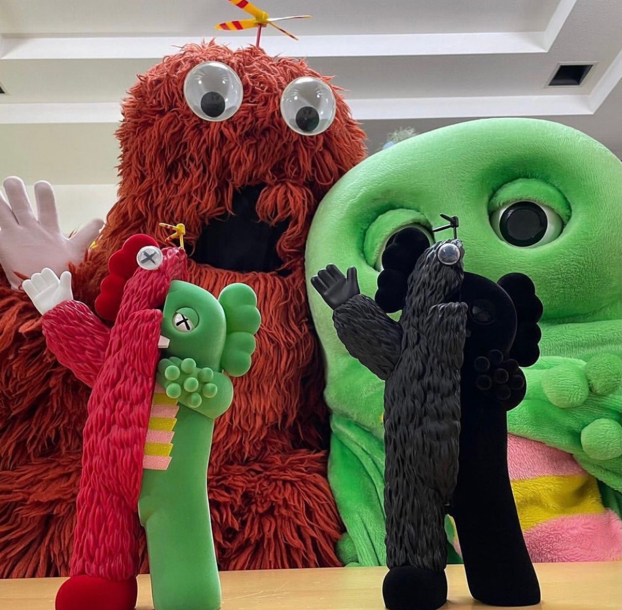 KAWS × ガチャピン＆ムック コラボフィギュア『KACHAMUKKU』が国内10月