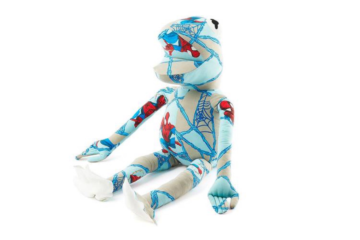 READYMADE】特大サイズの“SHEETS BIG FROGMAN”ぬいぐるみが国内12月25