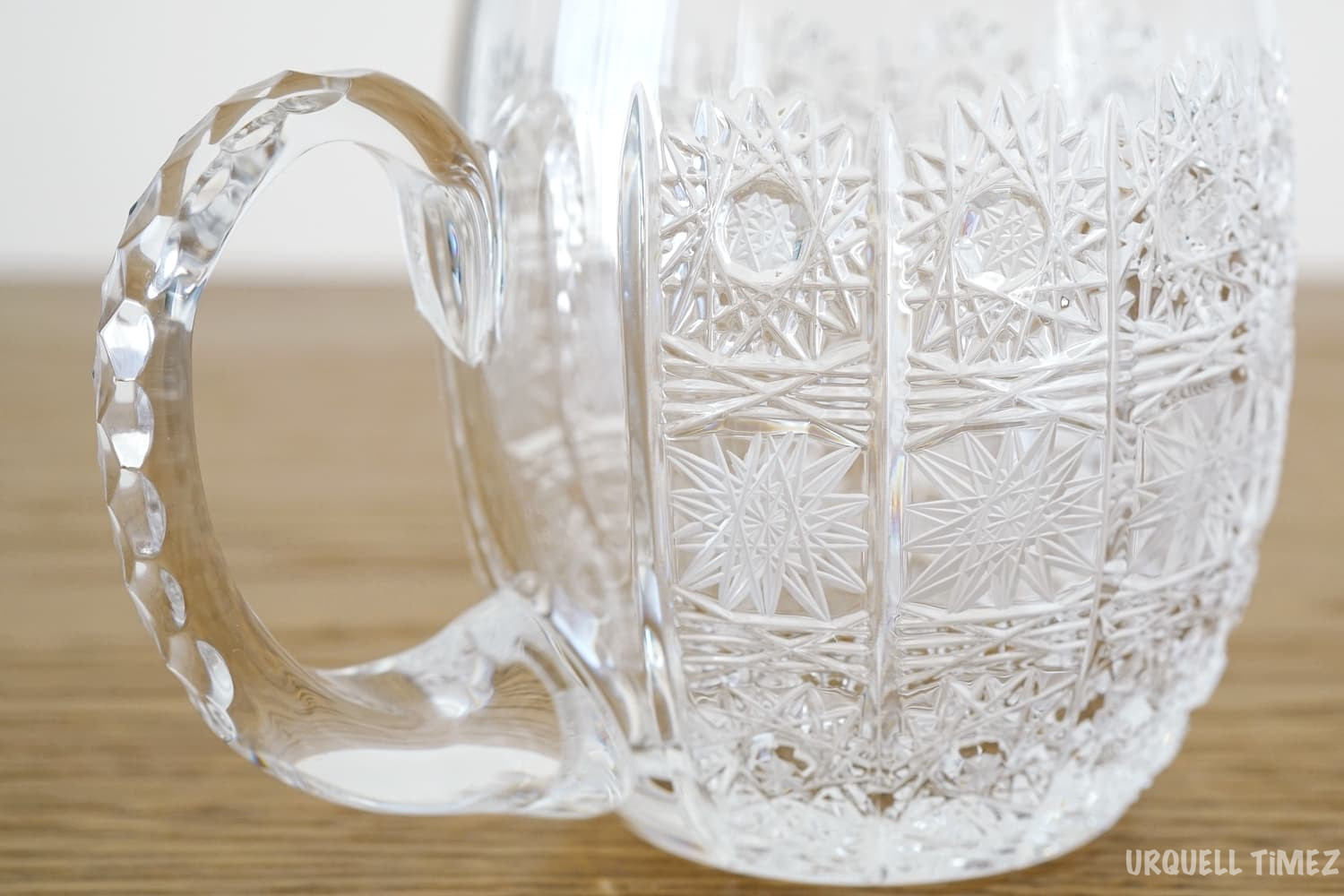 ボヘミアガラスのビールジョッキでジャテツ産ホップ100%のビールを飲む