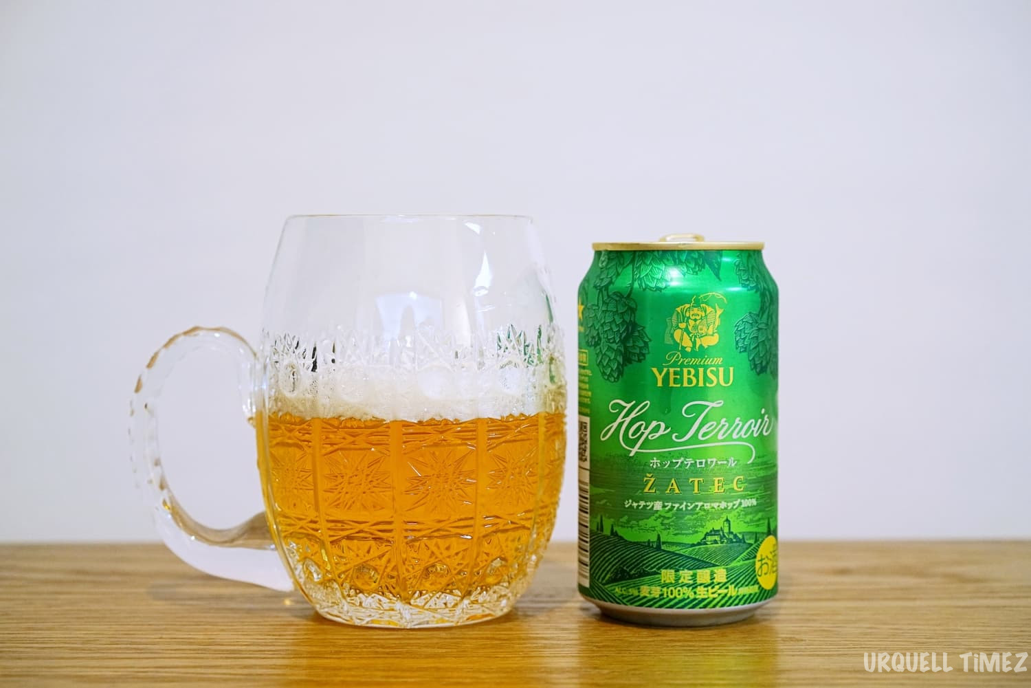 ボヘミアガラスのビールジョッキでジャテツ産ホップ100%のビールを飲む