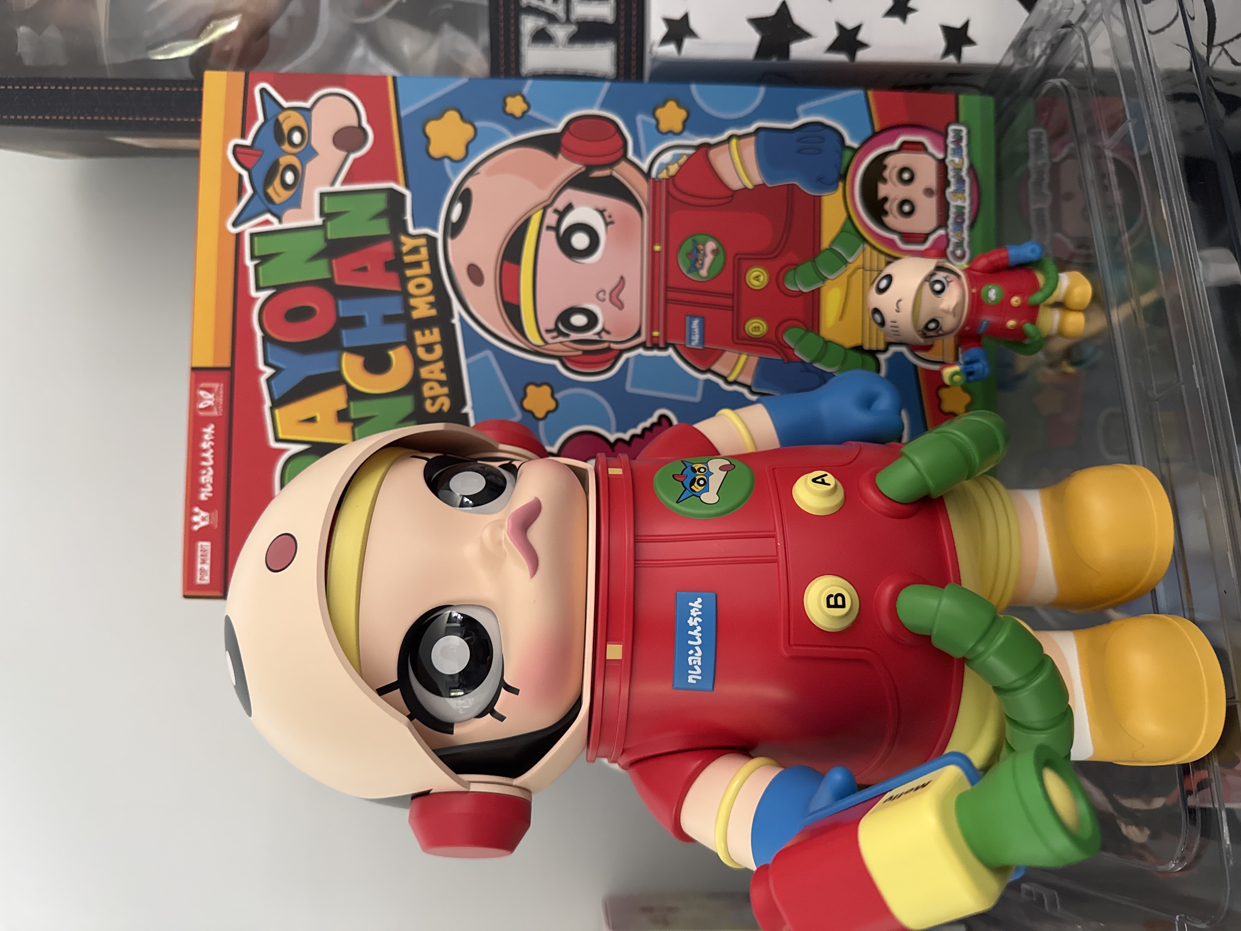 MEGA SPACE MOLLY 400%+100% Crayon Shinchan - POP MART (United States)