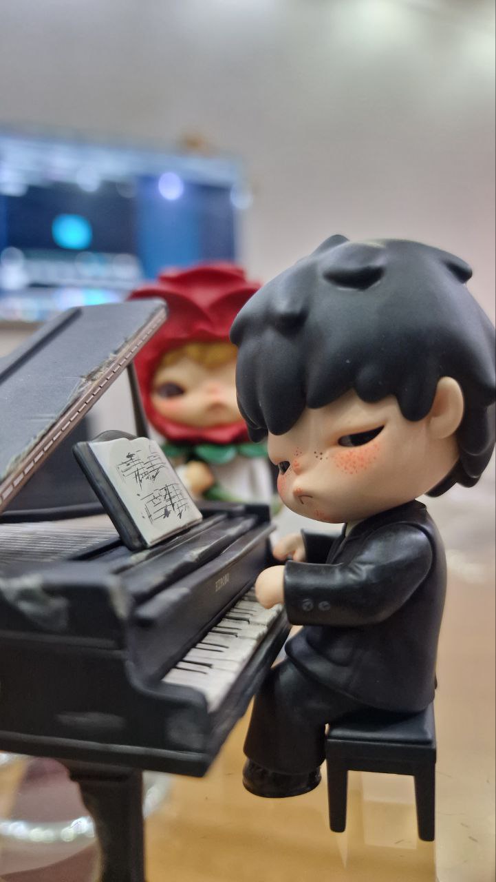 Hirono The Pianist Figure - POP MART (United States)