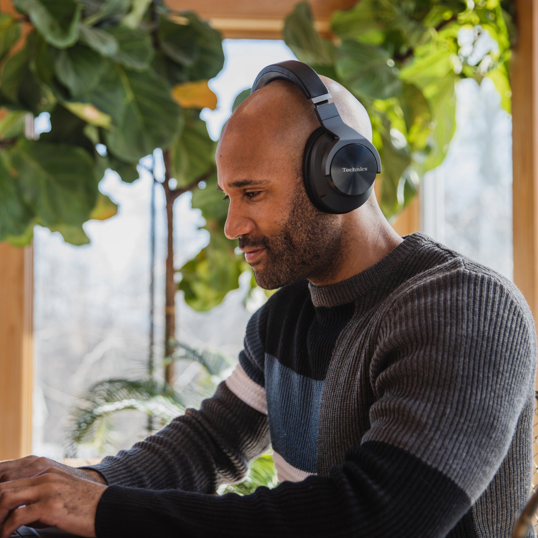 Noise Cancelling Over Ear Headphones EAH-A800