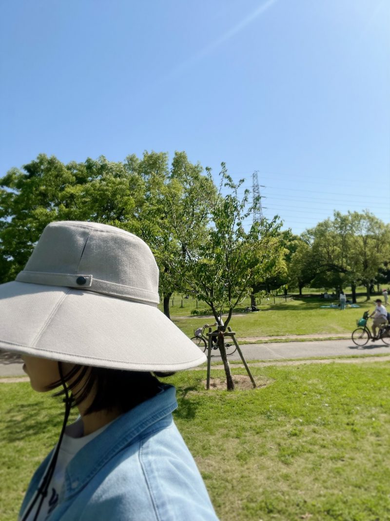 風で飛びにくく、アウトドアで遊ぶ時などにおすすめな完全遮光帽子