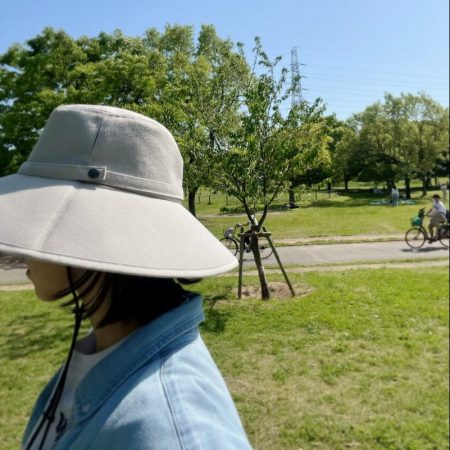 風で飛びにくく、アウトドアで遊ぶ時などにおすすめな完全遮光帽子