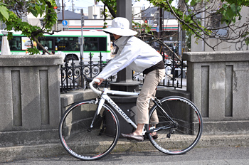 サイクル女子にお奨め （サンバリア100） - コラム｜完全遮光日傘