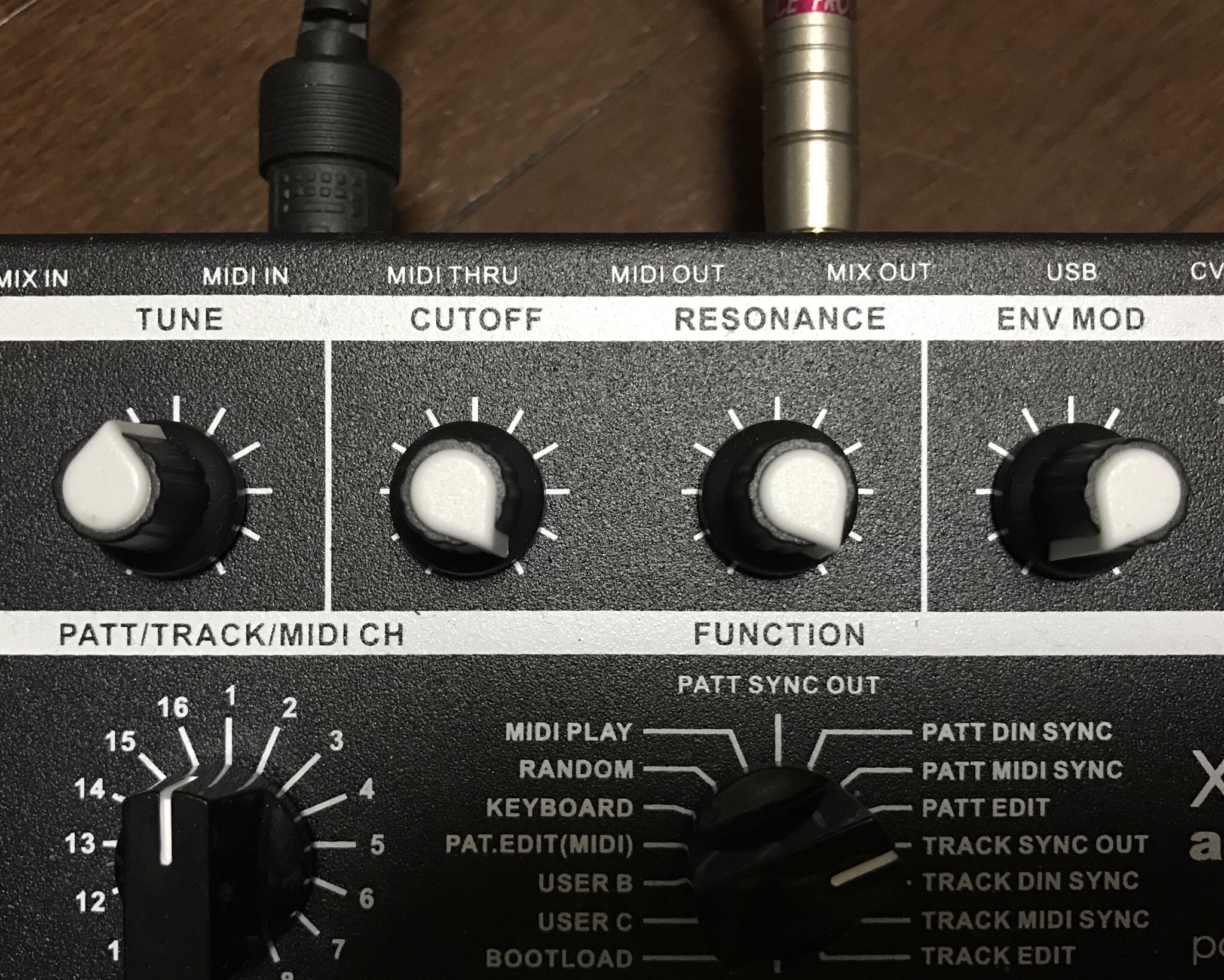 国産x0xb0x（303クローン）『gizm0x x0x-pro』 実機レビュー