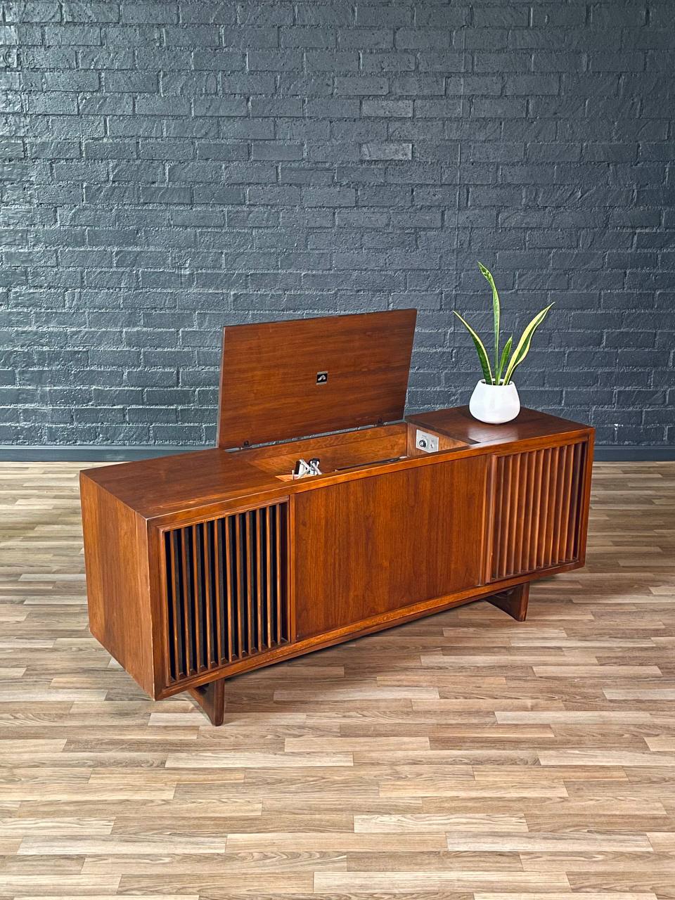 Mid-Century Walnut RCA Victor Victrola Console w/Turntable & Radio