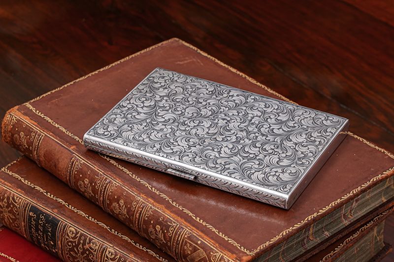 純銀製(800) ドイツ製 手彫りスクロール装飾 シガレットケース