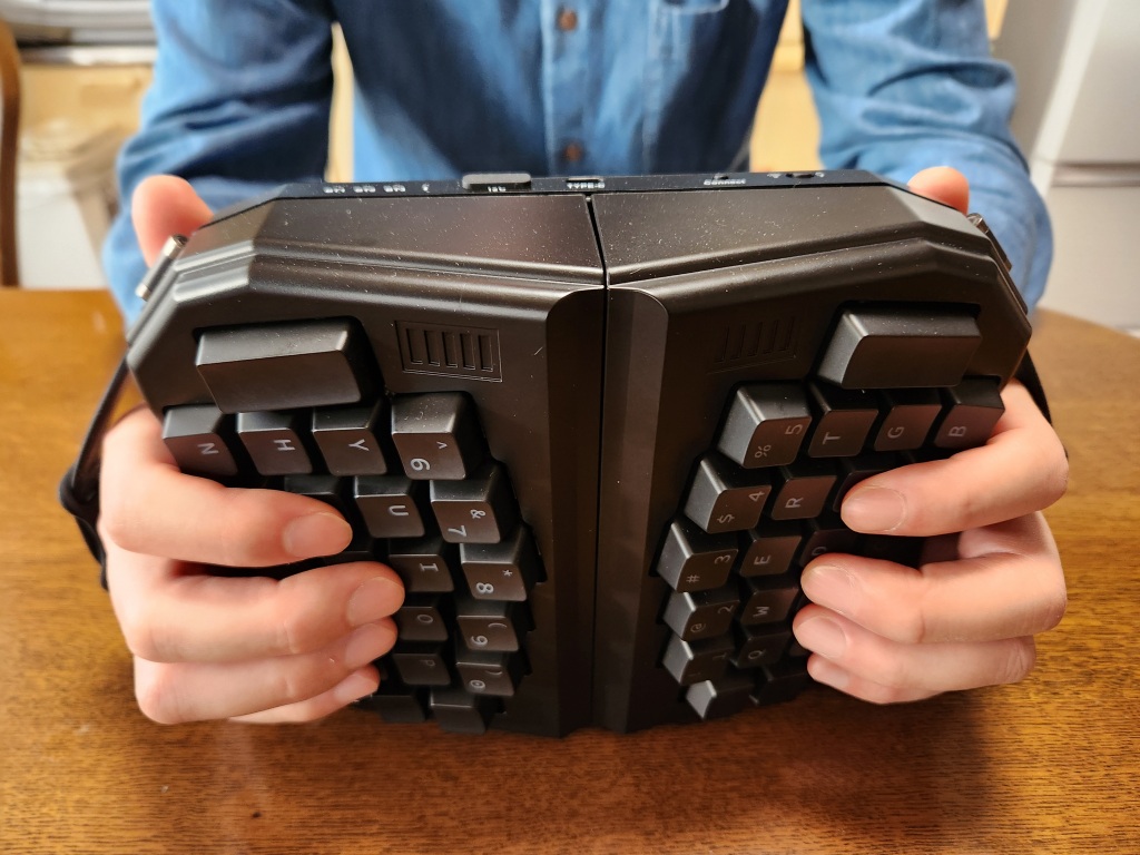 巷で噂の変形キーボード『GrabShell』レビュー！寝転がってPC作業