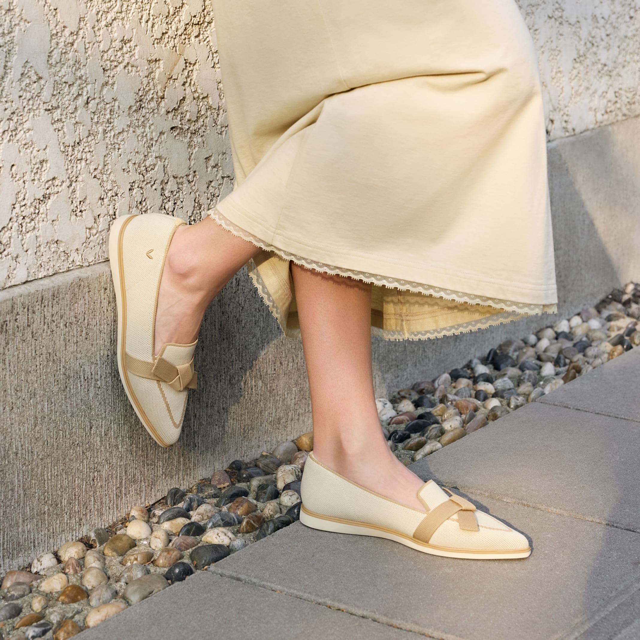 Valentina] 撥水加工 ポインテッドトゥ リボン付き ローファー